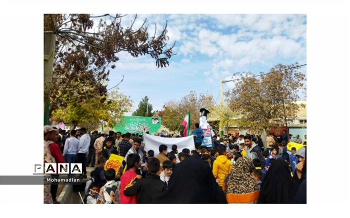 حضور دانش‌آموزان و فرهنگیان شهر راز و جرگلان در راهپیمایی ۱۳ آبان ماه