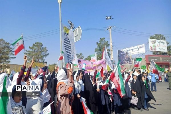 حضور پر شور دانش آموزان دختر خراسان جنوبی  در راهپیمایی 13 آبان