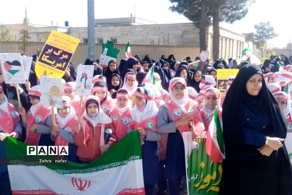 حضور گسترده دانش‌آموزان شهر بهمن در راهپیمایی ۱۳ آبان