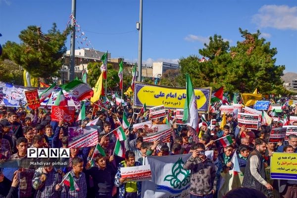 حضور پرشور دانش‌آموزان در راهپیمایی ۱۳ آبان شهر اراک