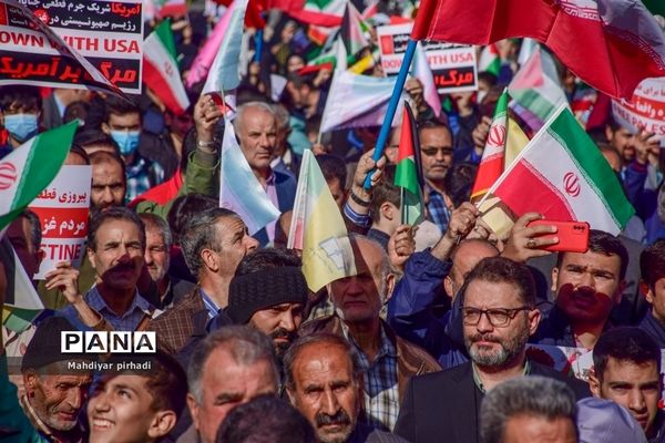 حضور پرشور دانش‌آموزان در راهپیمایی ۱۳ آبان شهر اراک