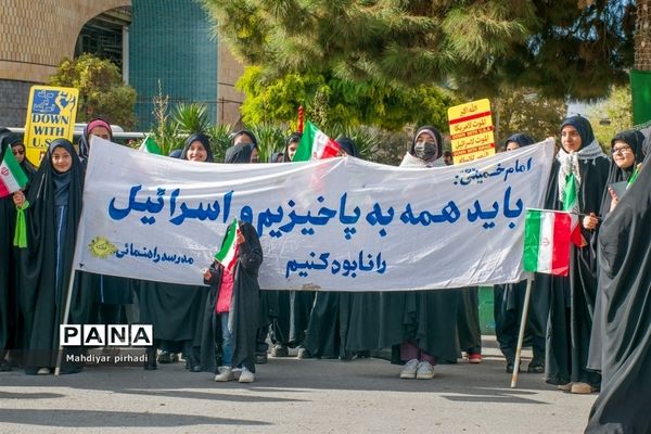 حضور پرشور دانش‌آموزان در راهپیمایی ۱۳ آبان شهر اراک