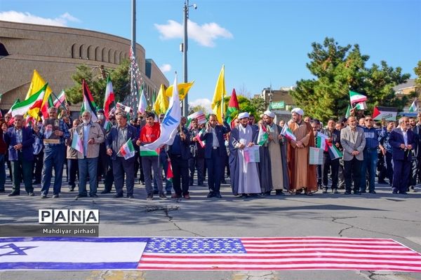 حضور پرشور دانش‌آموزان در راهپیمایی ۱۳ آبان شهر اراک