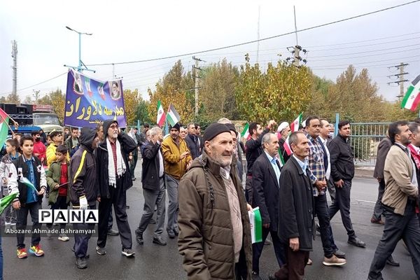 حضور دانش‌آموزان صفادشت در راهپیمایی روز دانش آموز