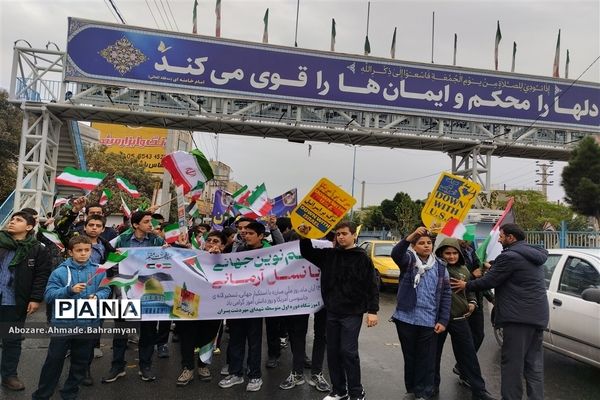 حضور دانش‌آموزان صفادشت در راهپیمایی روز دانش آموز