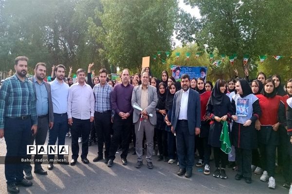 راهپیمایی دانش‌آموزان شهرستان دزفول در روز ۱۳ آبان