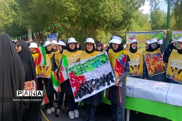 راهپیمایی دانش‌آموزان شهرستان دزفول در روز ۱۳ آبان