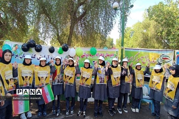 راهپیمایی دانش‌آموزان شهرستان دزفول در روز ۱۳ آبان