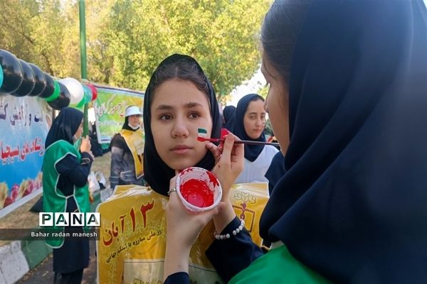 راهپیمایی دانش‌آموزان شهرستان دزفول در روز ۱۳ آبان