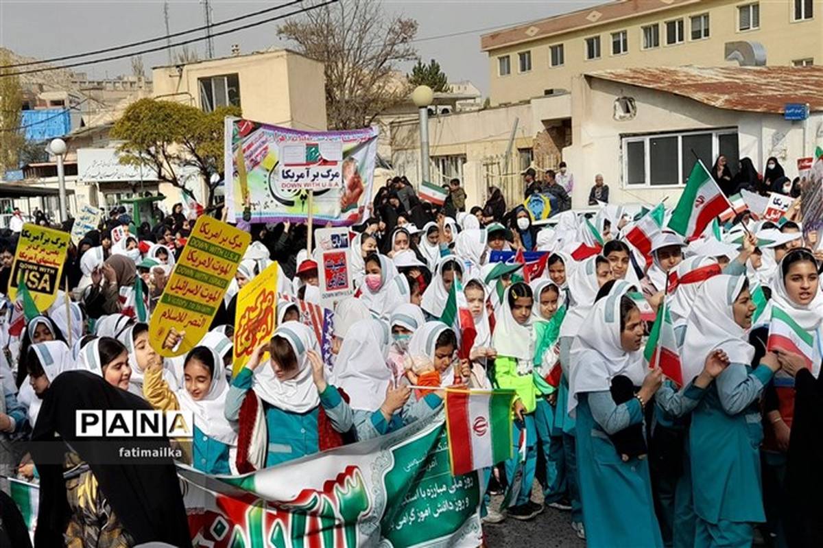 راهپیمایی دانش‌آموزان فیروزکوهی به مناسبت ۱۳ آبان/ فیلم