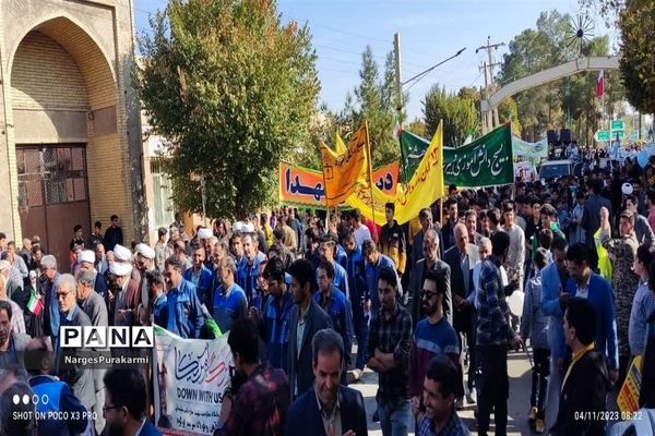 راهپیمایی ۱۳ آبان باحضور گسترده دانش آموزان در ابرکوه