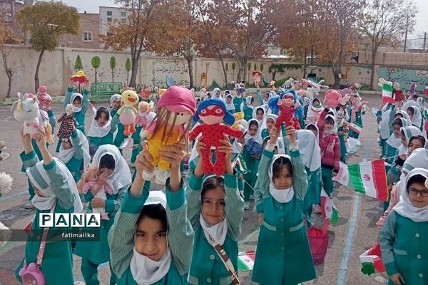 دانش‌آموزان دبستان فرشتگان شهرستان فیروزکوه روز دانش‌آموز را گرامی داشتند