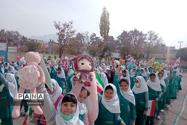 دانش‌آموزان دبستان فرشتگان شهرستان فیروزکوه روز دانش‌آموز را گرامی داشتند