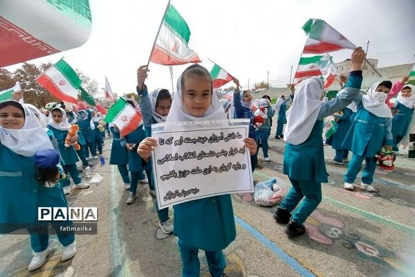 دانش‌آموزان دبستان فرشتگان شهرستان فیروزکوه روز دانش‌آموز را گرامی داشتند