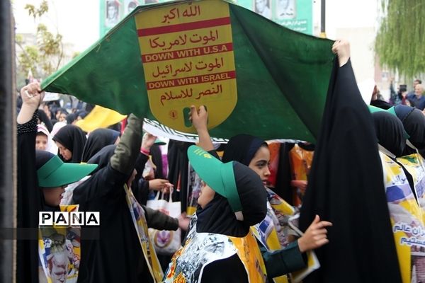 حضور دانش‌آموزان ناحیه‌یک شهرری در راهپیمایی یوم‌الله ۱۳ آبان