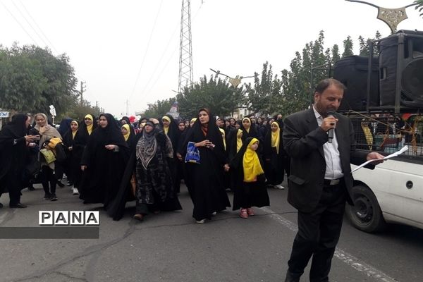 حضور دانش‌آموزان ناحیه‌یک شهرری در راهپیمایی یوم‌الله ۱۳ آبان