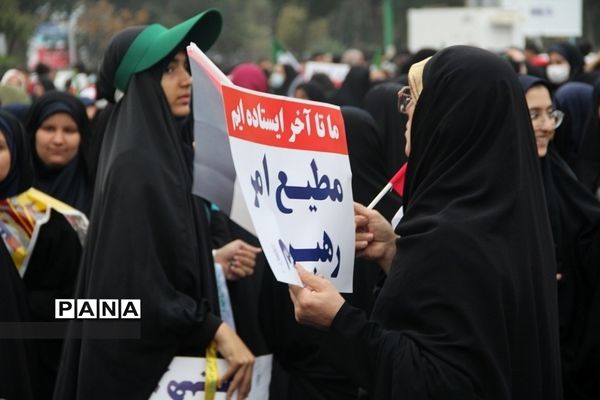 حضور دانش‌آموزان ناحیه‌یک شهرری در راهپیمایی یوم‌الله ۱۳ آبان
