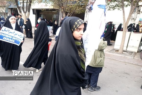 حضور دانش‌آموزان ناحیه ٣ مشهد مقدس در راهپیمایی 13 آبان