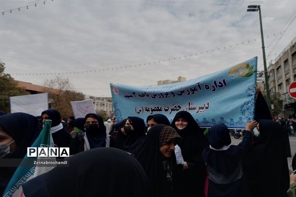 حضور دانش‌آموزان ناحیه ٣ مشهد مقدس در راهپیمایی 13 آبان