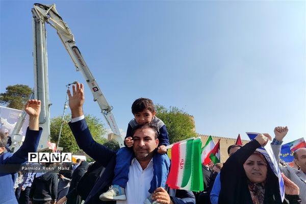 حضور دانش‌آموزان شیرازی در راهپیمایی ۱۳آبان