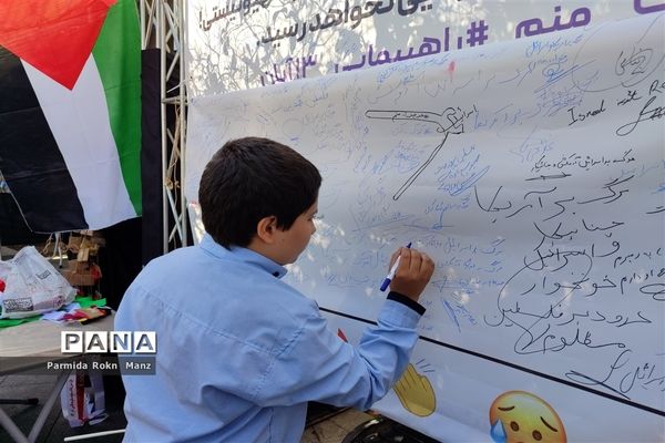 حضور دانش‌آموزان شیرازی در راهپیمایی ۱۳آبان