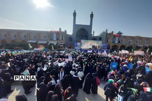 حضور گسترده دانش‌‌آموزان در راهپیمایی ۱۳ آبان اصفهان