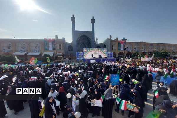 حضور گسترده دانش‌‌آموزان در راهپیمایی ۱۳ آبان اصفهان