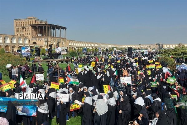 حضور گسترده دانش‌‌آموزان در راهپیمایی ۱۳ آبان اصفهان