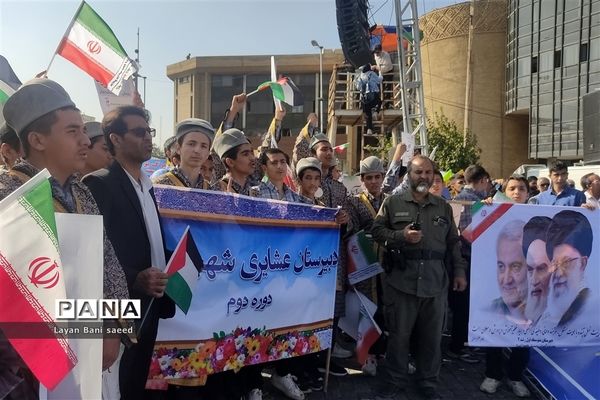 تجمع  پرشوردانش‌آموزان شیرازی در مبارزه با  استکبار