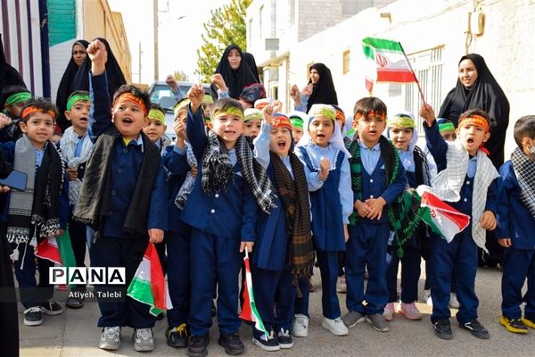 حضور پرشور دانش‌آموزان گرمه در راهپیمایی ۱۳ آبان