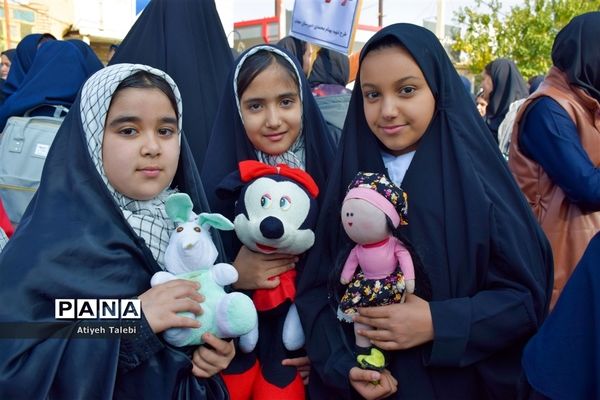 حضور پرشور دانش‌آموزان گرمه در راهپیمایی ۱۳ آبان