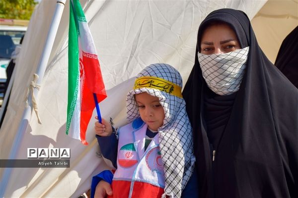 حضور پرشور دانش‌آموزان گرمه در راهپیمایی ۱۳ آبان