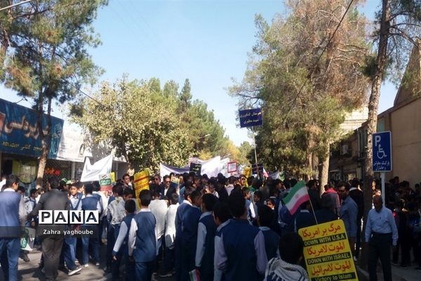 حضور پرشور دانش‌آموزان و مردم خلیل آباد در راهپیمایی ۱۳ آبان