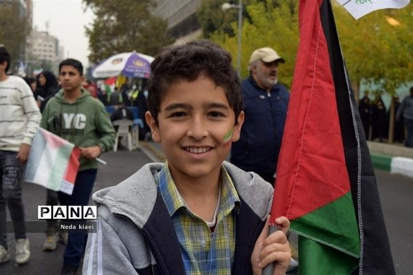 خروش بارانی دشمن شکن دانش‌آموزان شهر ایران در راهپیمایی ۱۳ آبان