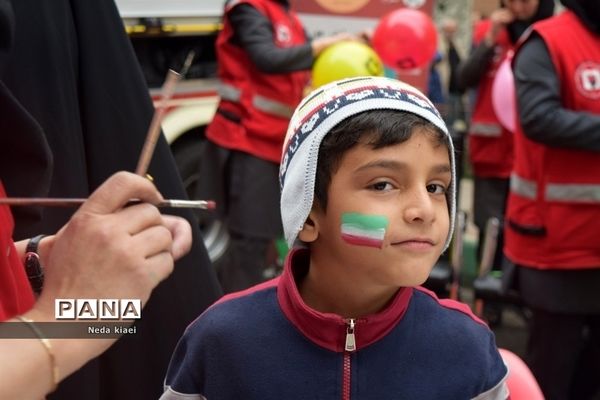 خروش بارانی دشمن شکن دانش‌آموزان شهر ایران در راهپیمایی ۱۳ آبان