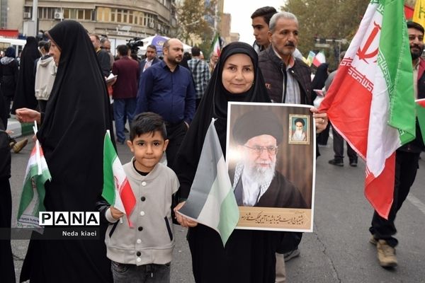 خروش بارانی دشمن شکن دانش‌آموزان شهر ایران در راهپیمایی ۱۳ آبان