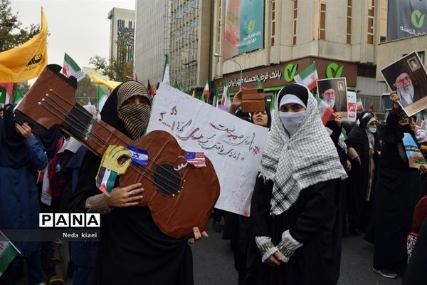 خروش بارانی دشمن شکن دانش‌آموزان شهر ایران در راهپیمایی ۱۳ آبان