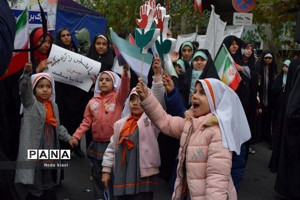 خروش بارانی دشمن شکن دانش‌آموزان شهر ایران در راهپیمایی ۱۳ آبان