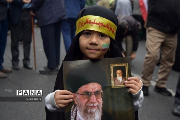 خروش بارانی دشمن شکن دانش‌آموزان شهر ایران در راهپیمایی ۱۳ آبان