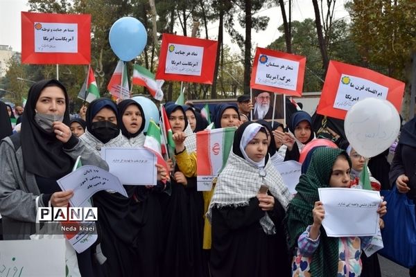 خروش بارانی دشمن شکن دانش‌آموزان شهر ایران در راهپیمایی ۱۳ آبان