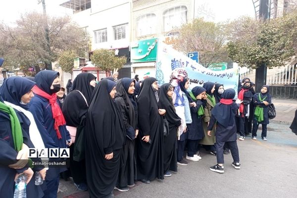 حضور دانش‌آموزان ناحیه ٣ مشهد مقدس در راهپیمایی 13 آبان