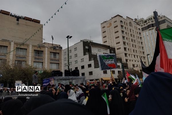 حضور دانش‌آموزان ناحیه ٣ مشهد مقدس در راهپیمایی 13 آبان