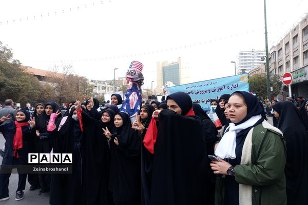 حضور دانش‌آموزان ناحیه ٣ مشهد مقدس در راهپیمایی 13 آبان