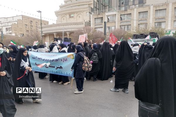 حضور دانش‌آموزان ناحیه ٣ مشهد مقدس در راهپیمایی 13 آبان