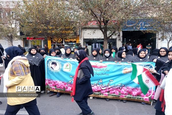 حضور دانش‌آموزان ناحیه ٣ مشهد مقدس در راهپیمایی 13 آبان