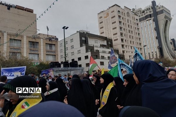 حضور دانش‌آموزان ناحیه ٣ مشهد مقدس در راهپیمایی 13 آبان