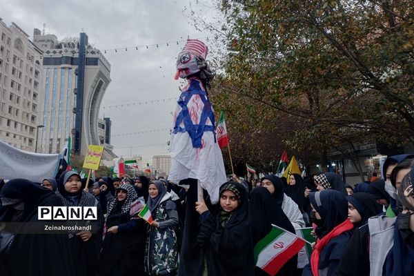 حضور دانش‌آموزان ناحیه ٣ مشهد مقدس در راهپیمایی 13 آبان