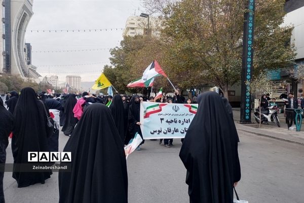 حضور دانش‌آموزان ناحیه ٣ مشهد مقدس در راهپیمایی 13 آبان