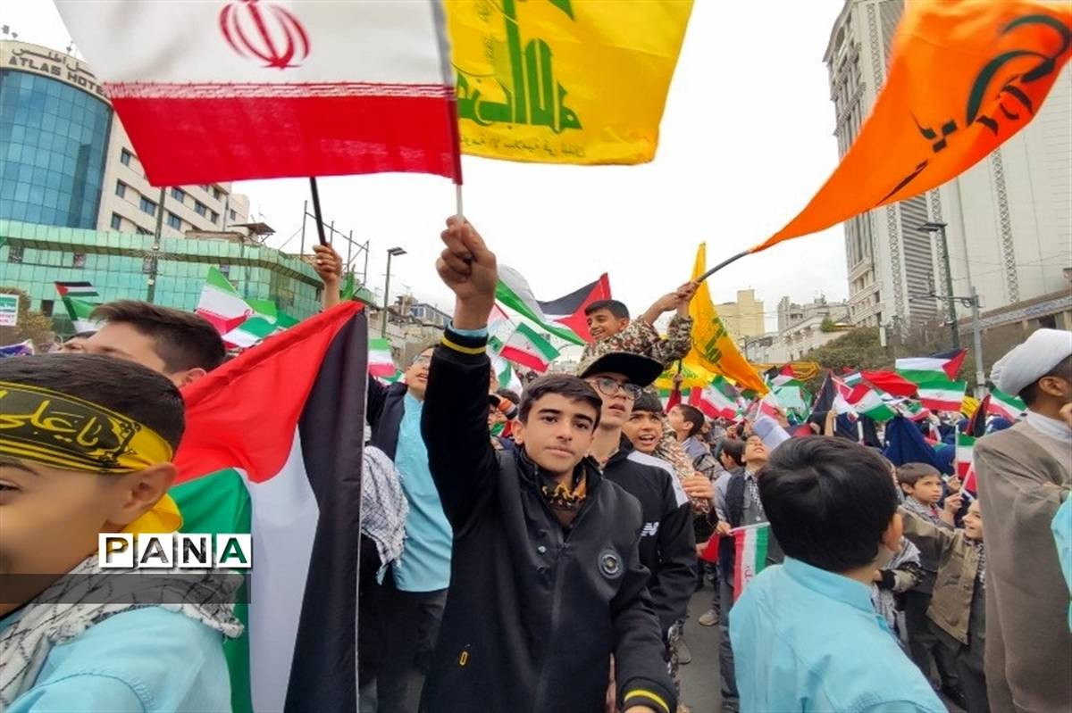 راهپیمایی دانش آموزان بافق در یوم الله۱۳ آبان/ فیلم