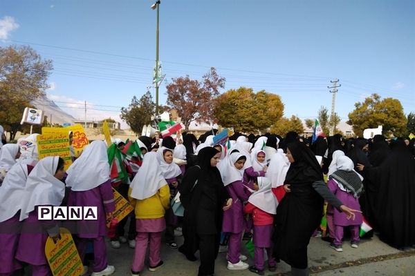 حضور دانش‌آموزان و مردم شهرستان بن در راهپیمایی ١٣ آبان